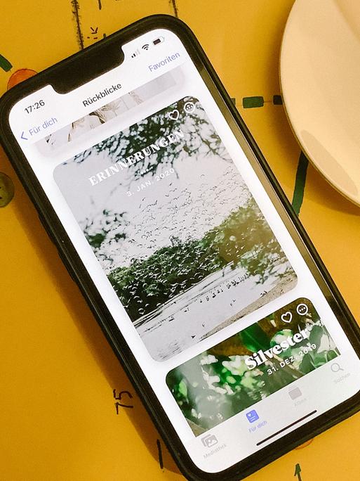 Auf einem iPhone werden automatisch generierte Foto-Rückblicke angezeigt, überschrieben mit dem Titel "Erinnerungen".