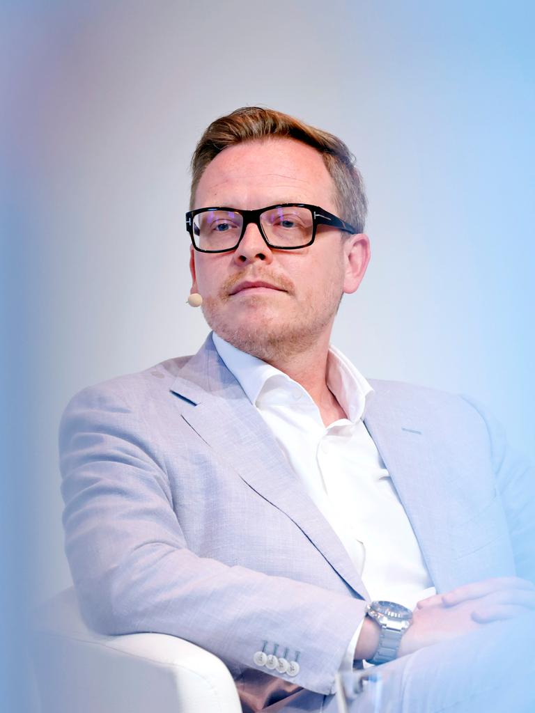 Porträt des Philosophen Markus Gabriel in einer Phil.Cologne Veranstaltung. Um ihn herum ist der Vordergrund hellblau verschwommen. Er trägt einen hellblauen Anzug und eine schwarze Brille.