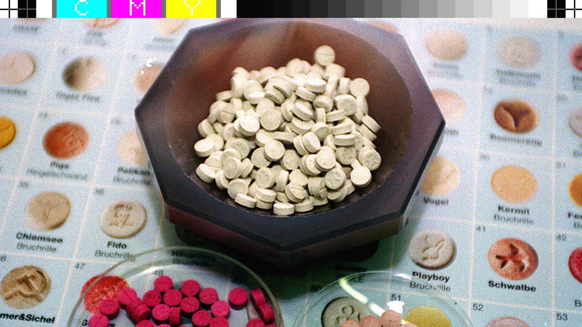 Extasy-Pillen werden in zahllosen verschiedenen Formen und Farben angeboten. Gemeinsam ist ihnen die lebensgefährliche Wirkung, wenn die Pillen gestreckt oder falsch eingenommen werden.