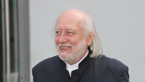 Der ungarische Schriftsteller László Krasznahorkai lächelt. 