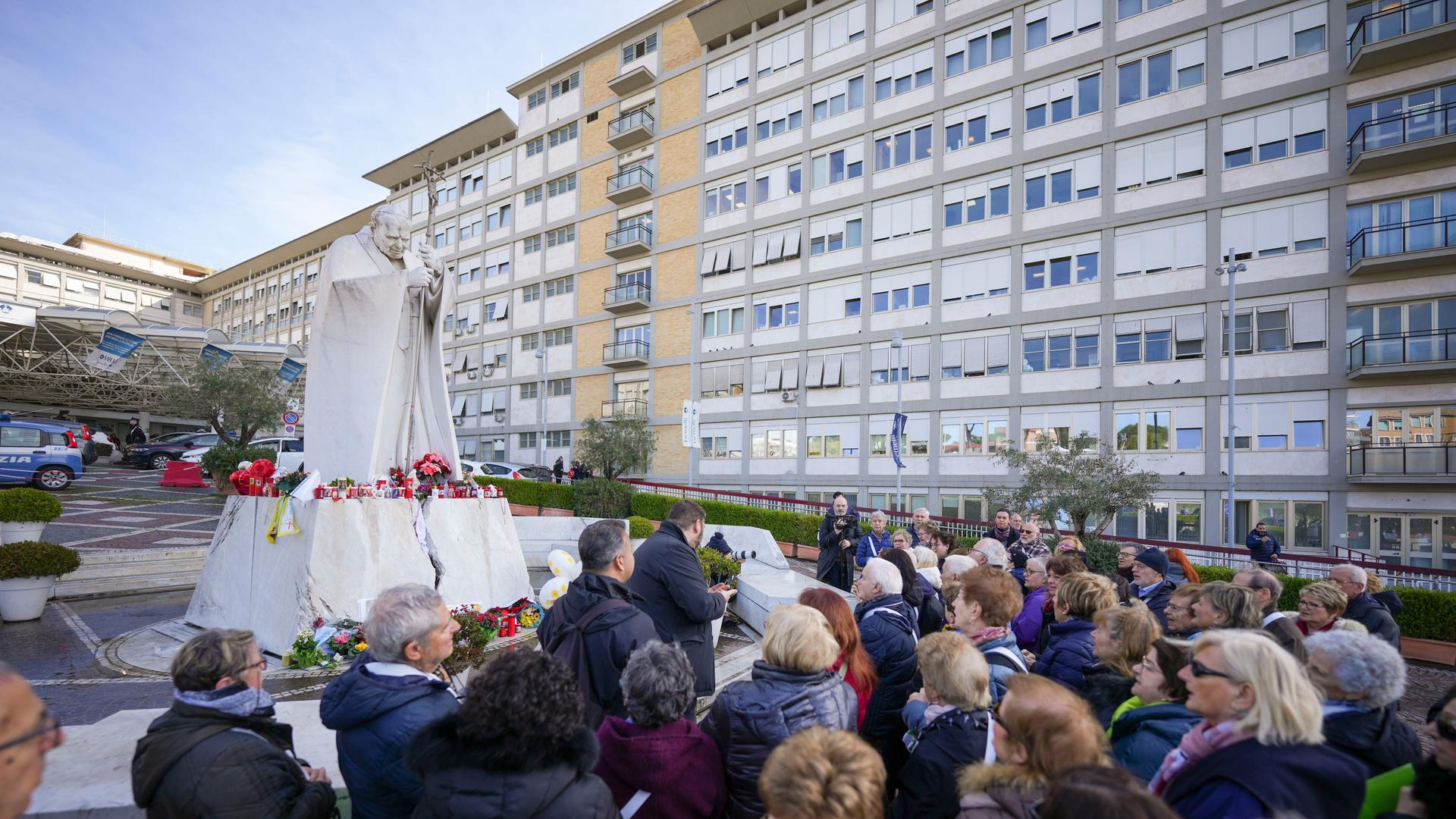 Menschen beten für Papst Franziskus vor der Poliklinik Agostino Gemelli in Rom, wo der Papst seit Freitag, 14. Februar, im Krankenhaus liegt.