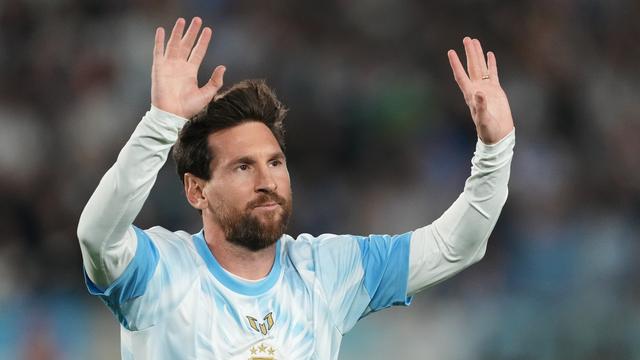 Argentinien, Buenos Aires: Der Argentinier Lionel Messi winkt den Fans bei seinen Abschied von der Nationalmannschaft.