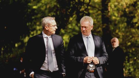 Karsten Wildberger, Bundesminister für Digitalisierung und Staatsmodernisierung (links) und Alois Rainer CSU, Bundesminister fuer Landwirtschaft, Ernaehrung und Heimat (rechts) laufen nebeneinenader her. Im Hintergrund ist Wald zu sehen. 