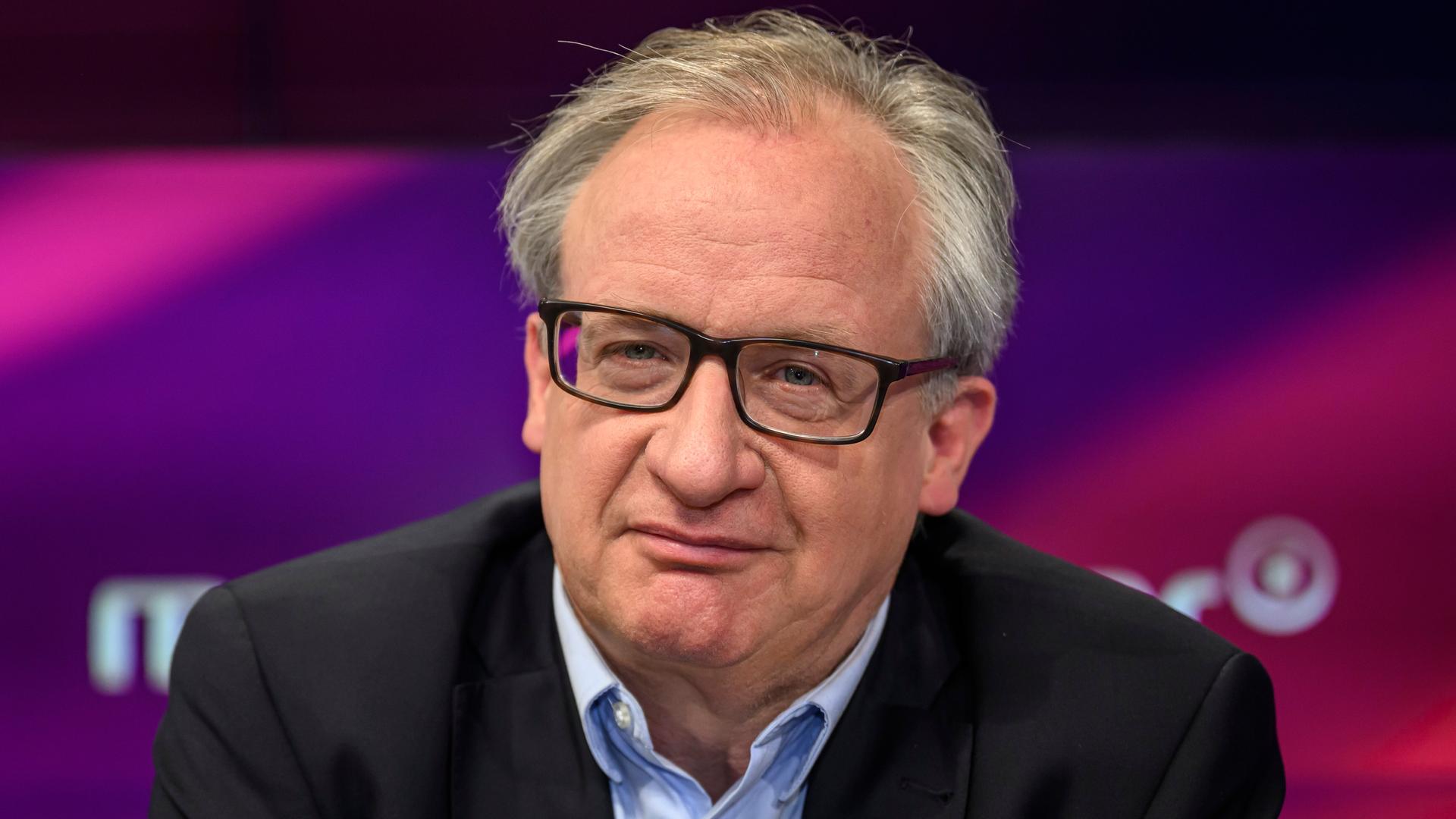 Albrecht von Lucke blickt heiter-versonnen in die Kamera.