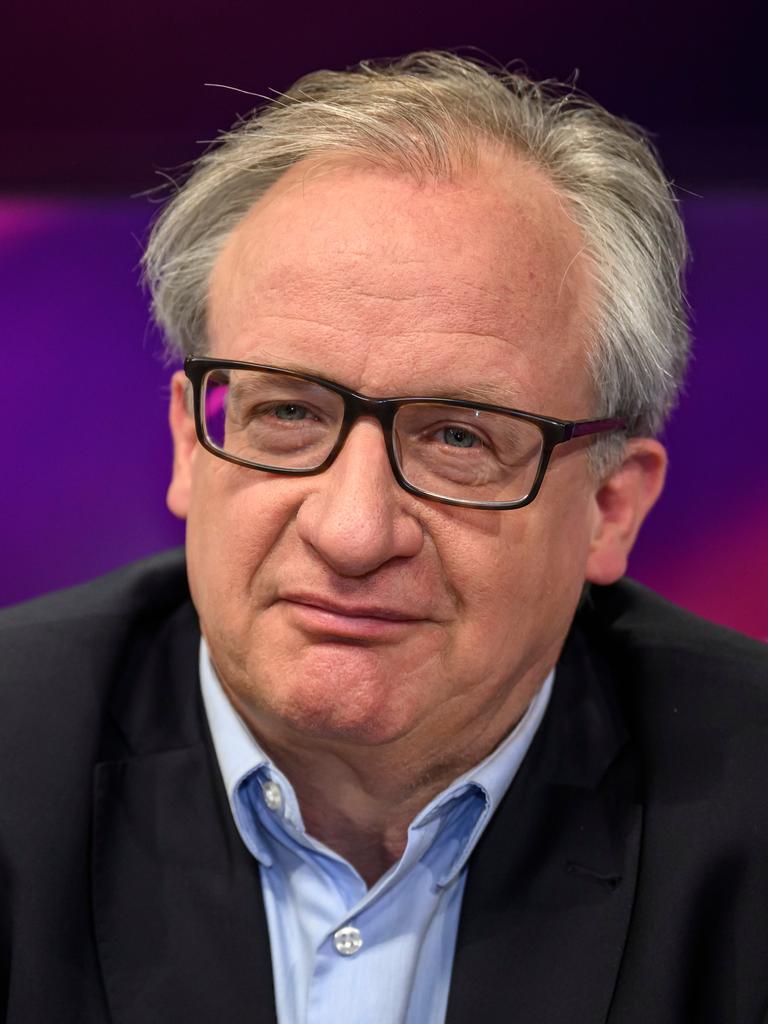Albrecht von Lucke blickt heiter-versonnen in die Kamera. Albrecht von Lucke blickt heiter-versonnen in die Kamera.