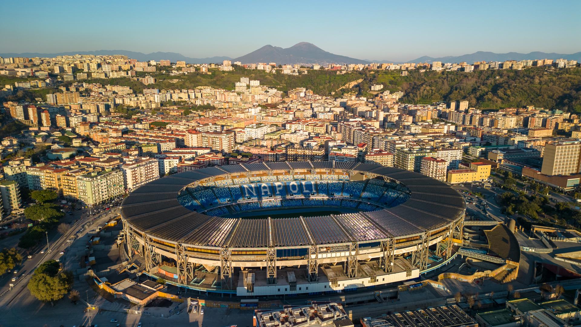 Blick von oben auf die Stadt Nepal. Im Fokus das Fußball-Stadion.