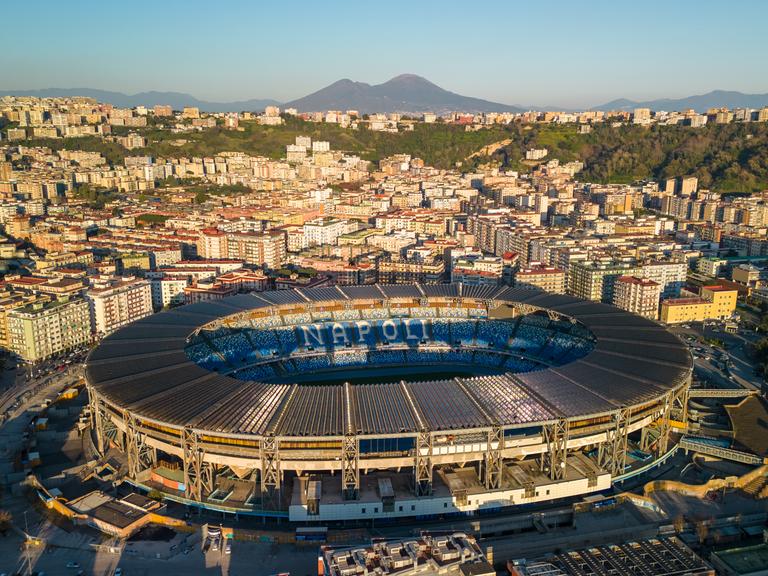 Blick von oben auf die Stadt Nepal. Im Fokus das Fußball-Stadion.