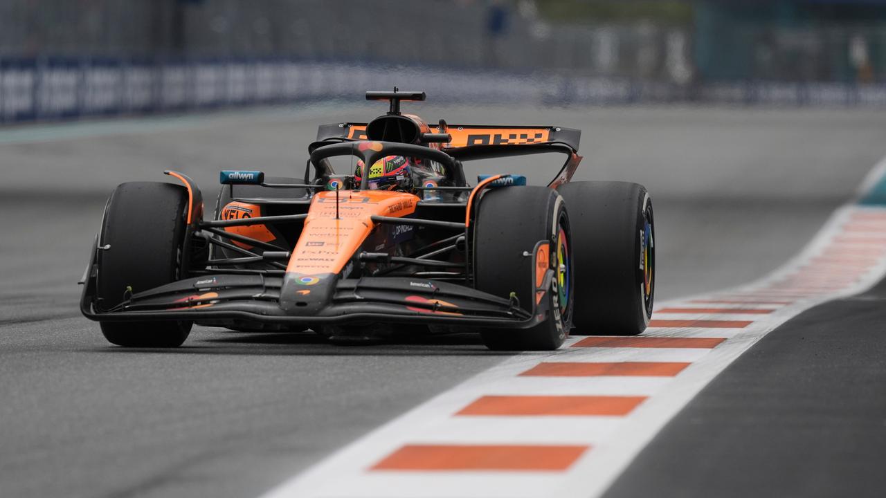 Oscar Piastri sitzt in seinem Rennwagen auf der Formel 1-Strecke in Miami.