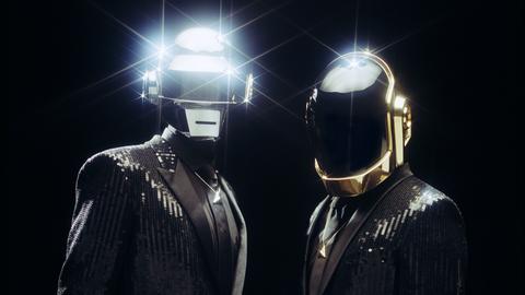 Die Musiker von Daft Punk in typischer Pose mit Robotermasken.