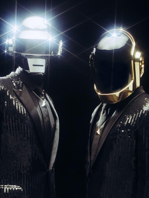 Die Musiker von Daft Punk in typischer Pose mit Robotermasken.