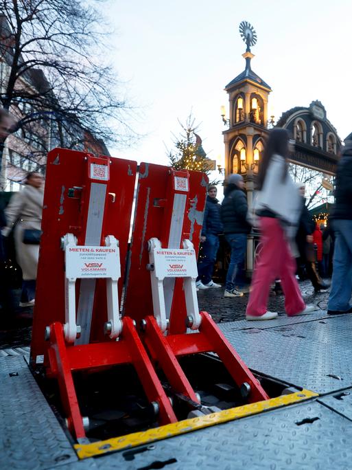 Absperrungen (mobile Terrorsperren) gegen Anschläge mit Fahrzeugen am Kölner Weihnachtsmarkt 