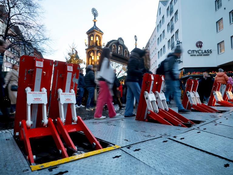 Absperrungen (mobile Terrorsperren) gegen Anschläge mit Fahrzeugen am Kölner Weihnachtsmarkt 