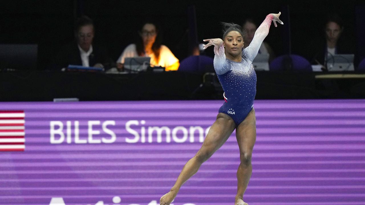 US-Turnerin Simone Biles perfomt auf dem Schwebebalken beim Mannscahftsfinale der WM 2023