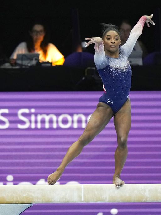 US-Turnerin Simone Biles perfomt auf dem Schwebebalken beim Mannscahftsfinale der WM 2023