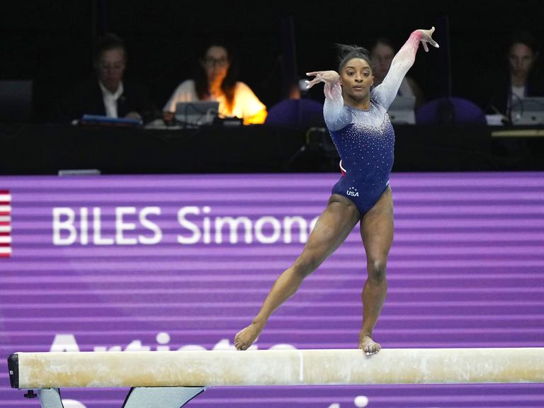 US-Turnerin Simone Biles perfomt auf dem Schwebebalken beim Mannscahftsfinale der WM 2023