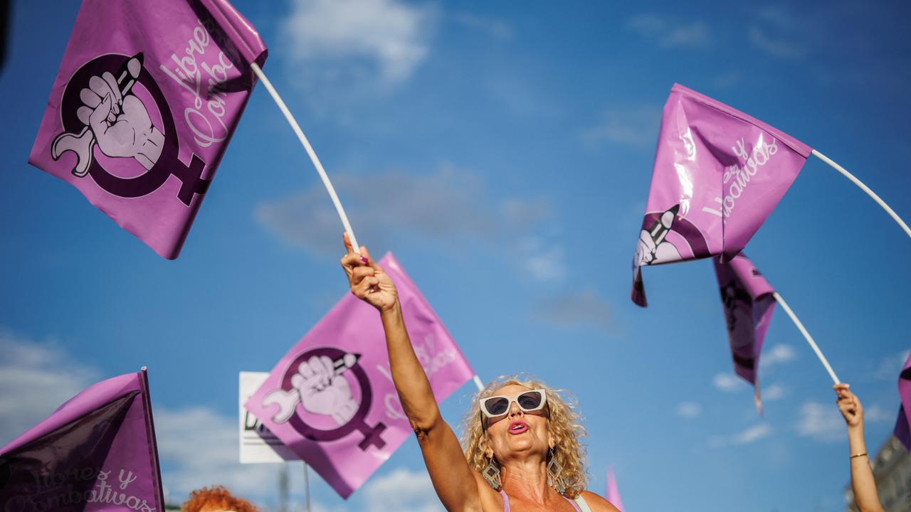 Eine Frau schwenkt auf einer Demonstration gegen den ehemaligen spanischen Fußballfunktionär Rubiales am 1. September 2023 in Madrid eine rosafarbene Fahne mit dem Symbol der Frauenbewegung. 