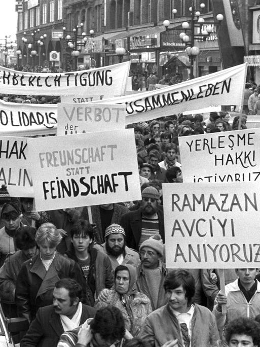 Blick auf den Demonstrationszug. Rund 10.000 Menschen nahmen am Samstag (11.01.1986) an einer Demonstration für den im Dezember von Hamburger Skinheads ermordeten Türken Ramazan Avci (26) teil. 