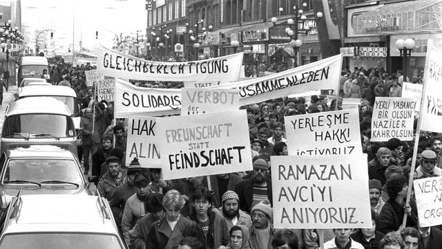 Blick auf den Demonstrationszug. Rund 10.000 Menschen nahmen am Samstag (11.01.1986) an einer Demonstration für den im Dezember von Hamburger Skinheads ermordeten Türken Ramazan Avci (26) teil. 