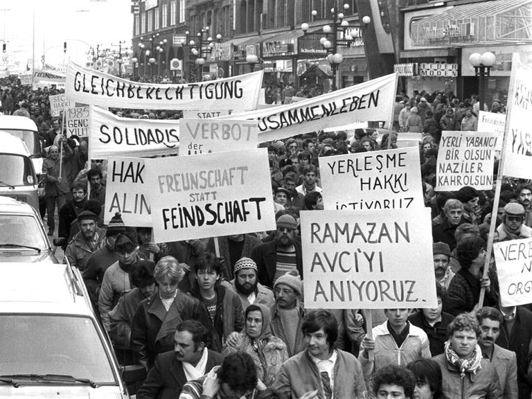 Blick auf den Demonstrationszug. Rund 10.000 Menschen nahmen am Samstag (11.01.1986) an einer Demonstration für den im Dezember von Hamburger Skinheads ermordeten Türken Ramazan Avci (26) teil. 