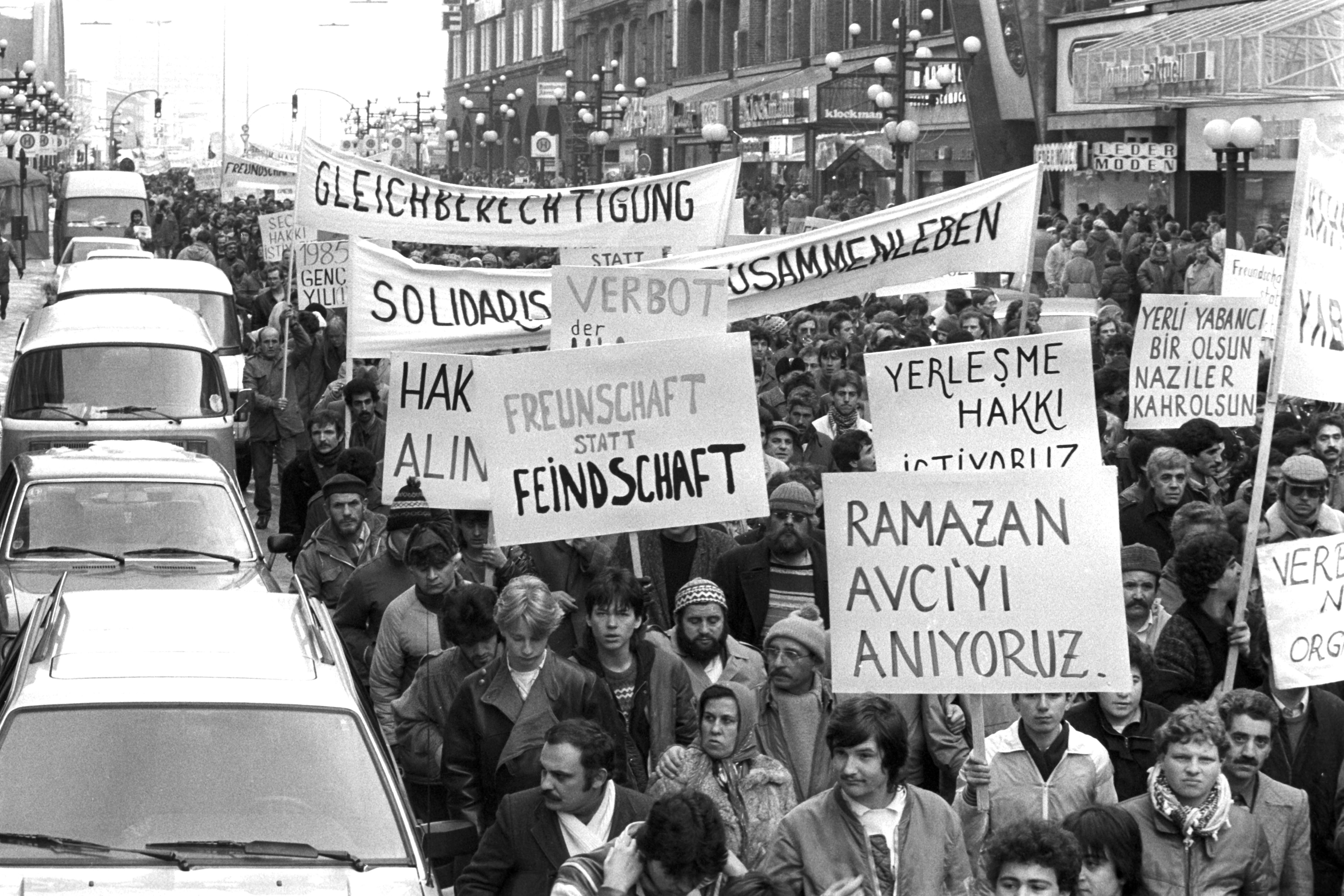 Blick auf den Demonstrationszug. Rund 10.000 Menschen nahmen am Samstag (11.01.1986) an einer Demonstration für den im Dezember von Hamburger Skinheads ermordeten Türken Ramazan Avci (26) teil. 