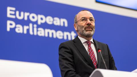 Manfred Weber, der Vorsitzende der EVP-Fraktion, spricht im Europäischen Parlament am Rednerpult, an der Wand hinter ihm steht "European Parliament".