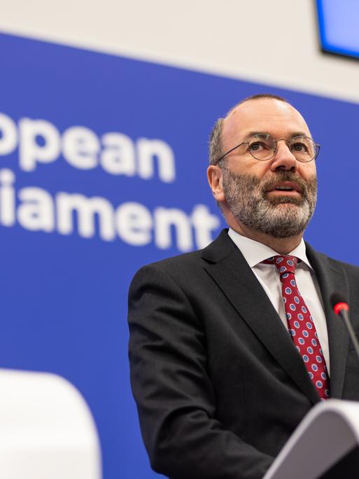 Manfred Weber (CSU), der Vorsitzende der EVP-Fraktion, spricht im Europäischen Parlament am Rednerpult, an der Rückwand steht "European Parliament". Manfred Weber (CSU), der Vorsitzende der EVP-Fraktion, spricht im Europäischen Parlament am Rednerpult, an der Rückwand steht "European Parliament".