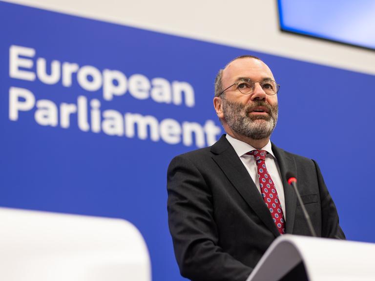 Manfred Weber (CSU), der Vorsitzende der EVP-Fraktion, spricht im Europäischen Parlament am Rednerpult, an der Rückwand steht "European Parliament". Manfred Weber (CSU), der Vorsitzende der EVP-Fraktion, spricht im Europäischen Parlament am Rednerpult, an der Rückwand steht "European Parliament".