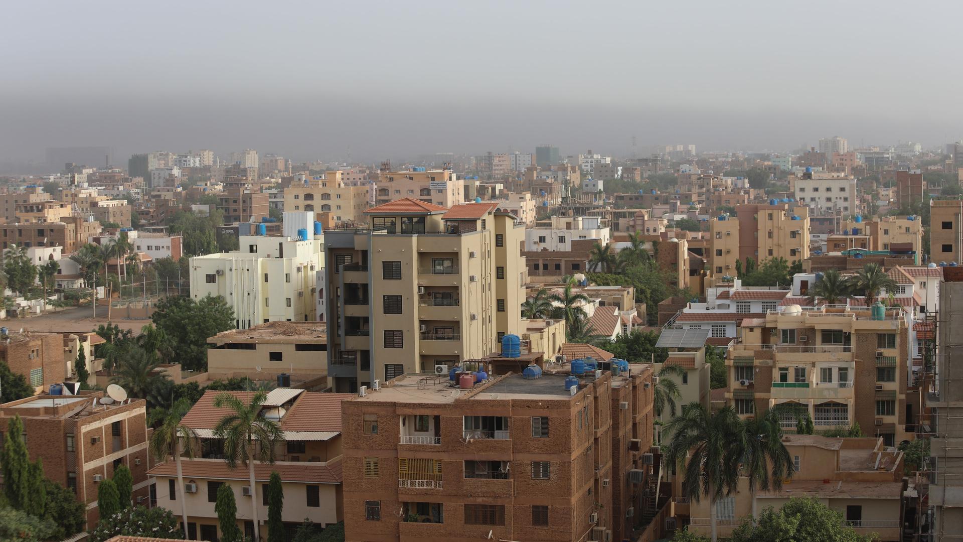 Blick auf die sudanesische Hauptstadt Khartum: Es sind Häuser und Palmen in den Straßen zu sehen. 