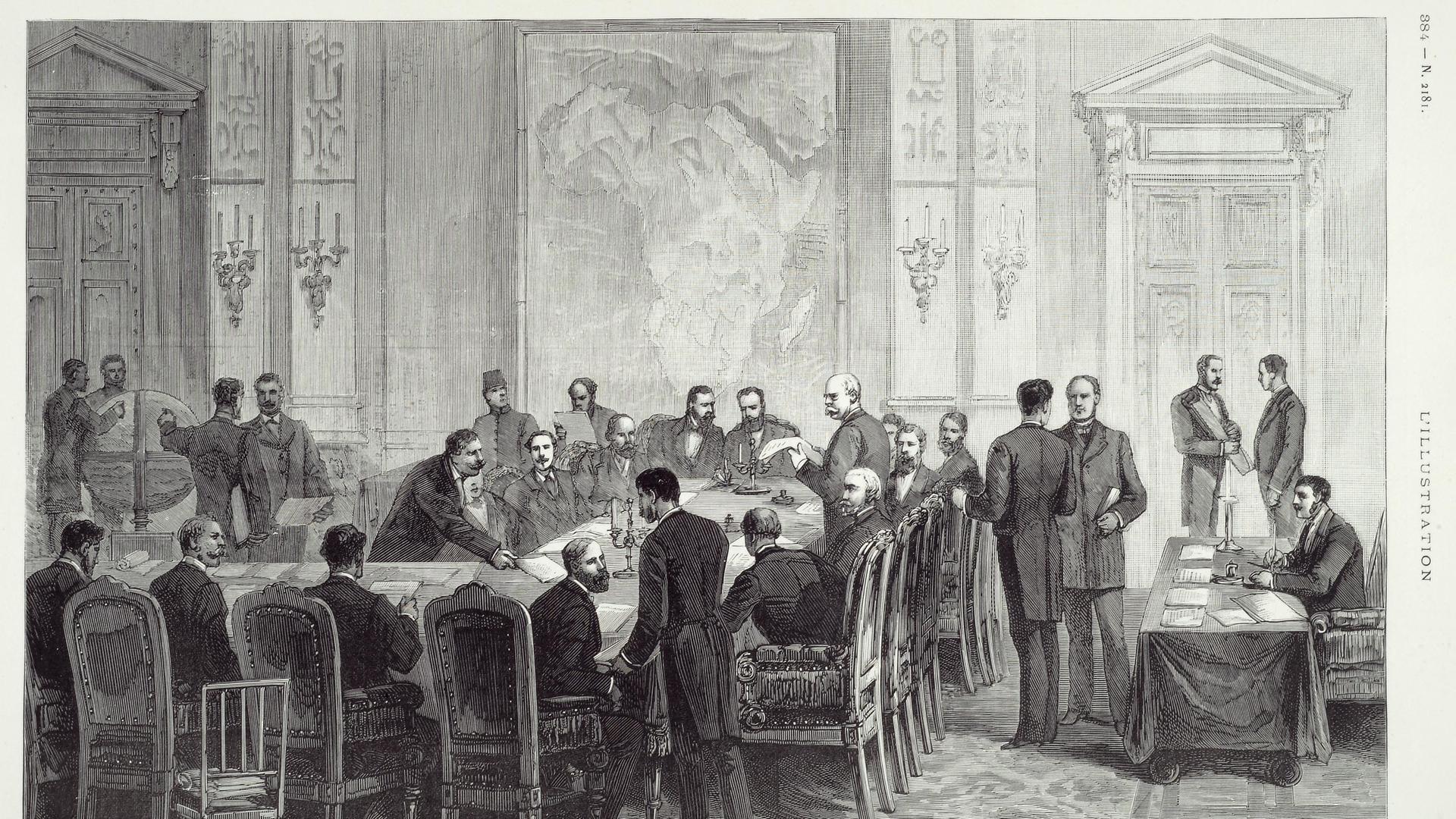 Eine Zeichnung aus 1884 zeigt die Kongokonferenz in Berlin; an einem Tisch sitzen Männer in Frack, weitere Männer stehen im Raum.