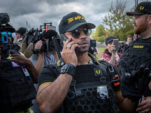 Enrique Tarrio telefoniert während eines Aufmarschs der rechtsextremen Proud Boys am 26. September 2020 in Portland