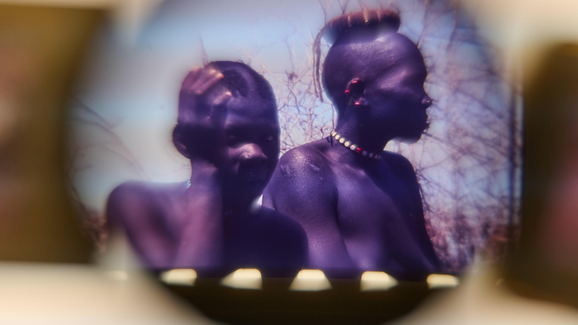 Dias aus dem Nachlass von Leni Riefenstahl mit der Beschriftung "Landschaft mit Nuba", im Depot des Museum für Fotografie in Berlin. Zwei Nuba sind in einem kreisrunden Ausschnitt zu sehen. 