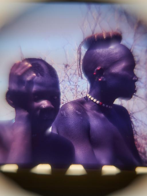 Dias aus dem Nachlass von Leni Riefenstahl mit der Beschriftung "Landschaft mit Nuba", im Depot des Museum für Fotografie in Berlin. Zwei Nuba sind in einem kreisrunden Ausschnitt zu sehen. 