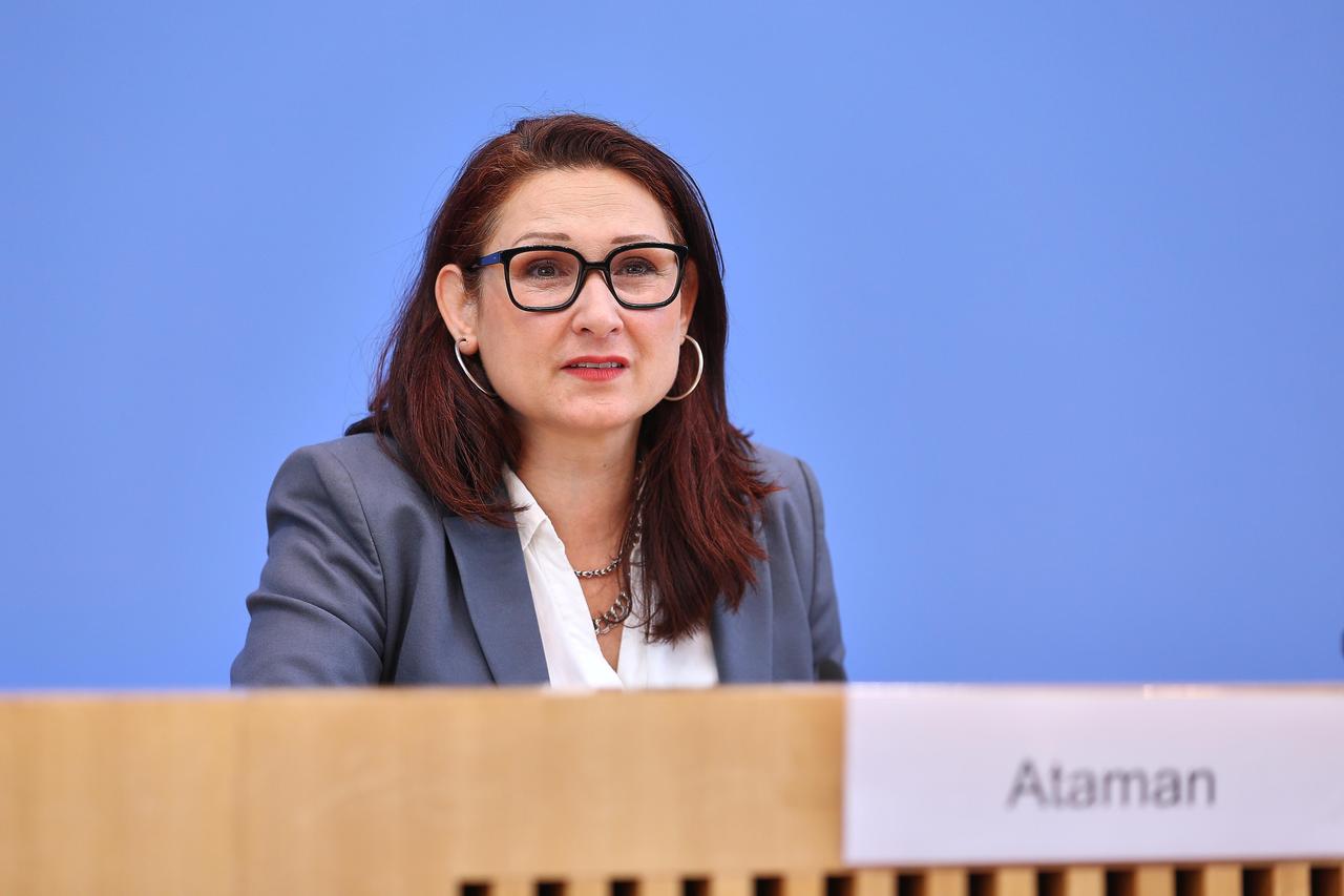 Ferda Ataman, Unabhängige Bundesbeauftragte für Antidiskriminierung, sitzt in einer Pressekonferenz.