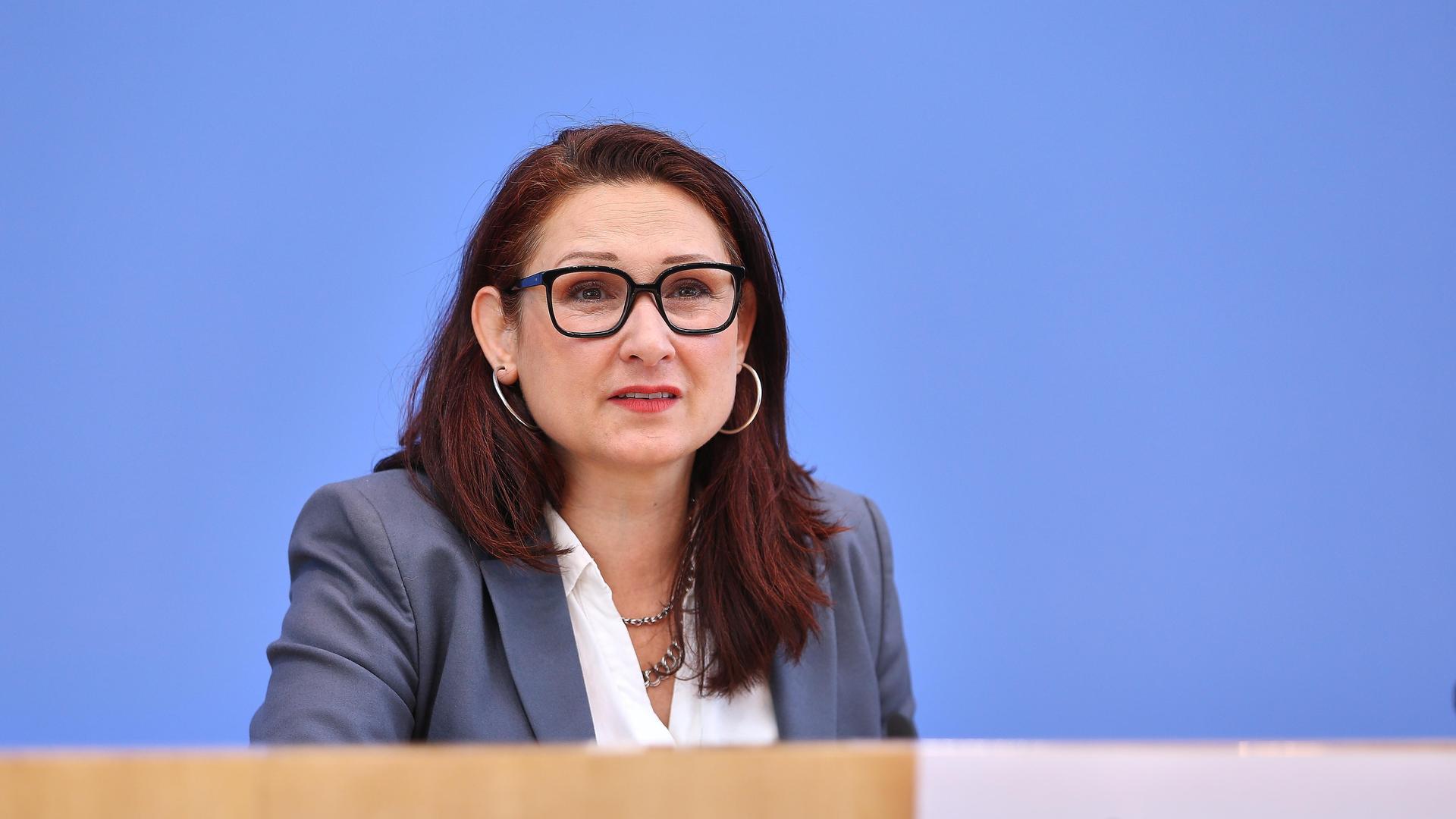 Ferda Ataman, Unabhängige Bundesbeauftragte für Antidiskriminierung, sitzt in einer Pressekonferenz.