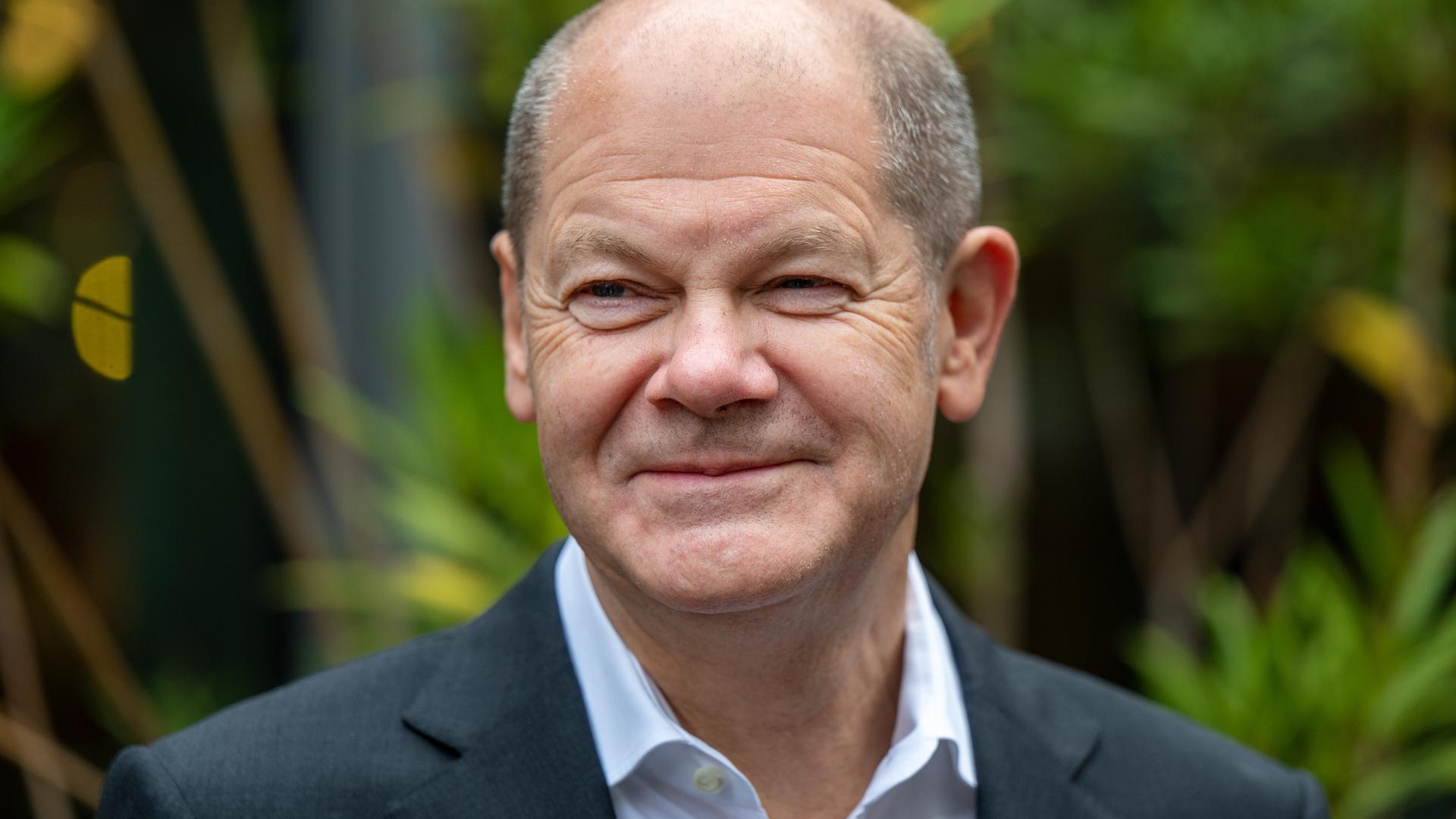 Olaf Scholz, Kanzlerkandidat der SPD, lächelt beim Landesparteitag SPD Brandenburg. Die SPD Brandenburg wählt in Schönefeld turnusgemäß ihre Landesspitze neu.