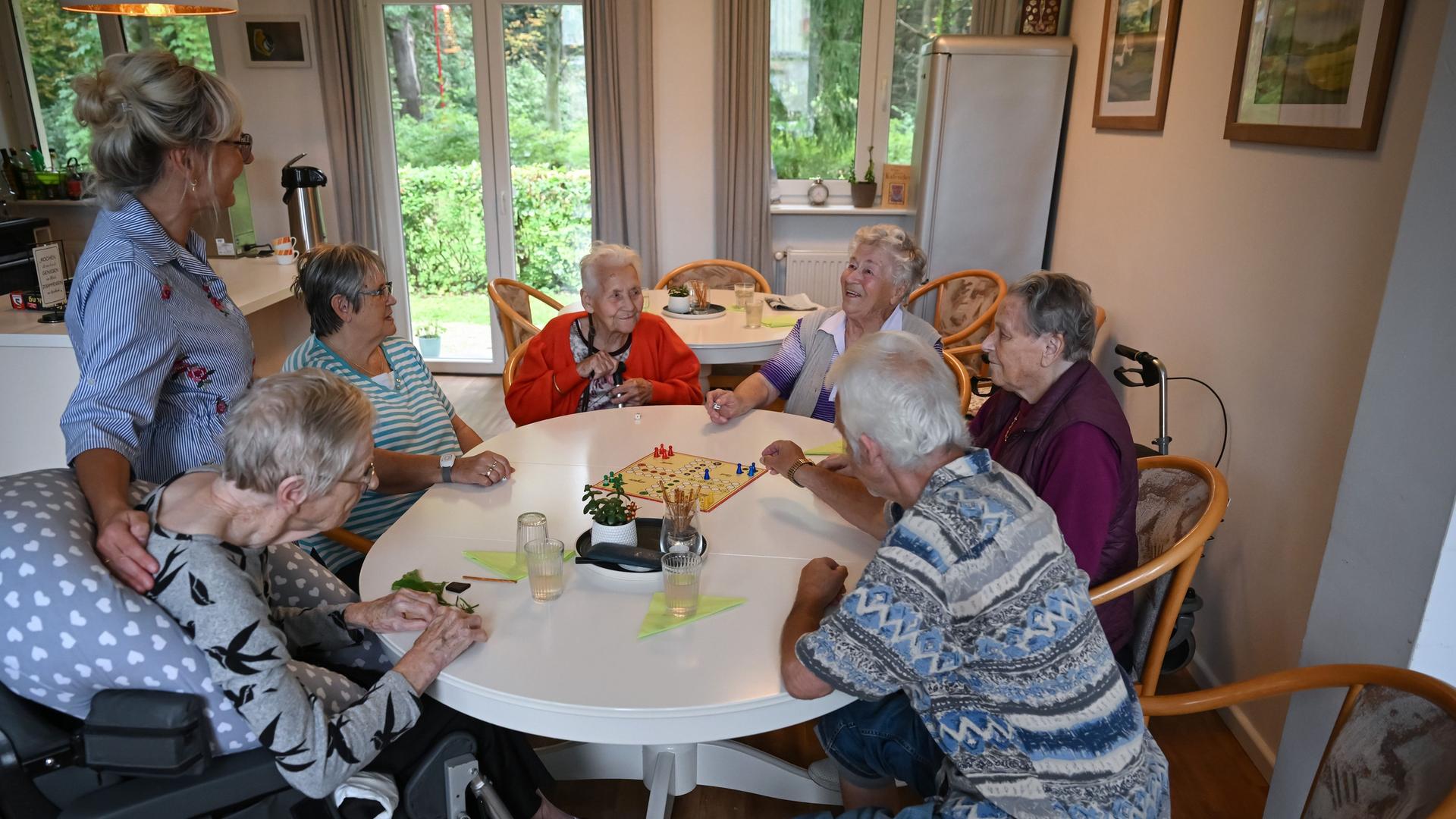 Brandenburg, Wiesenburg: Einige der Bewohner der Senioren-Wohngemeinschaft des DRK spielen am runden Tisch "Mensch Ärgere dich nicht".