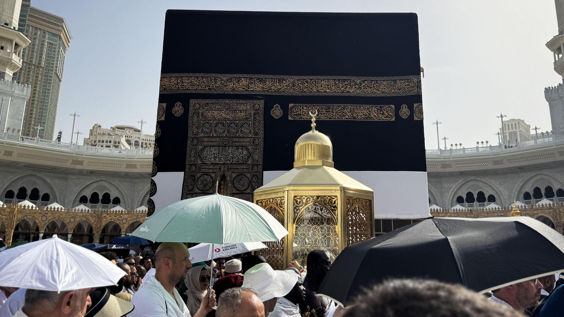 Zahlreichen Pilger laufen in Mekka in Saudi-Arabien um die Kaaba - ein quaderförmiges, schwarzes Gebäude, das als "Haus Gottes" gilt und das zentrale Heiligtum des Islams ist. Zahlreichen Pilger laufen in Mekka in Saudi-Arabien um die Kaaba - ein quaderförmiges, schwarzes Gebäude, das als "Haus Gottes" gilt und das zentrale Heiligtum des Islams ist.