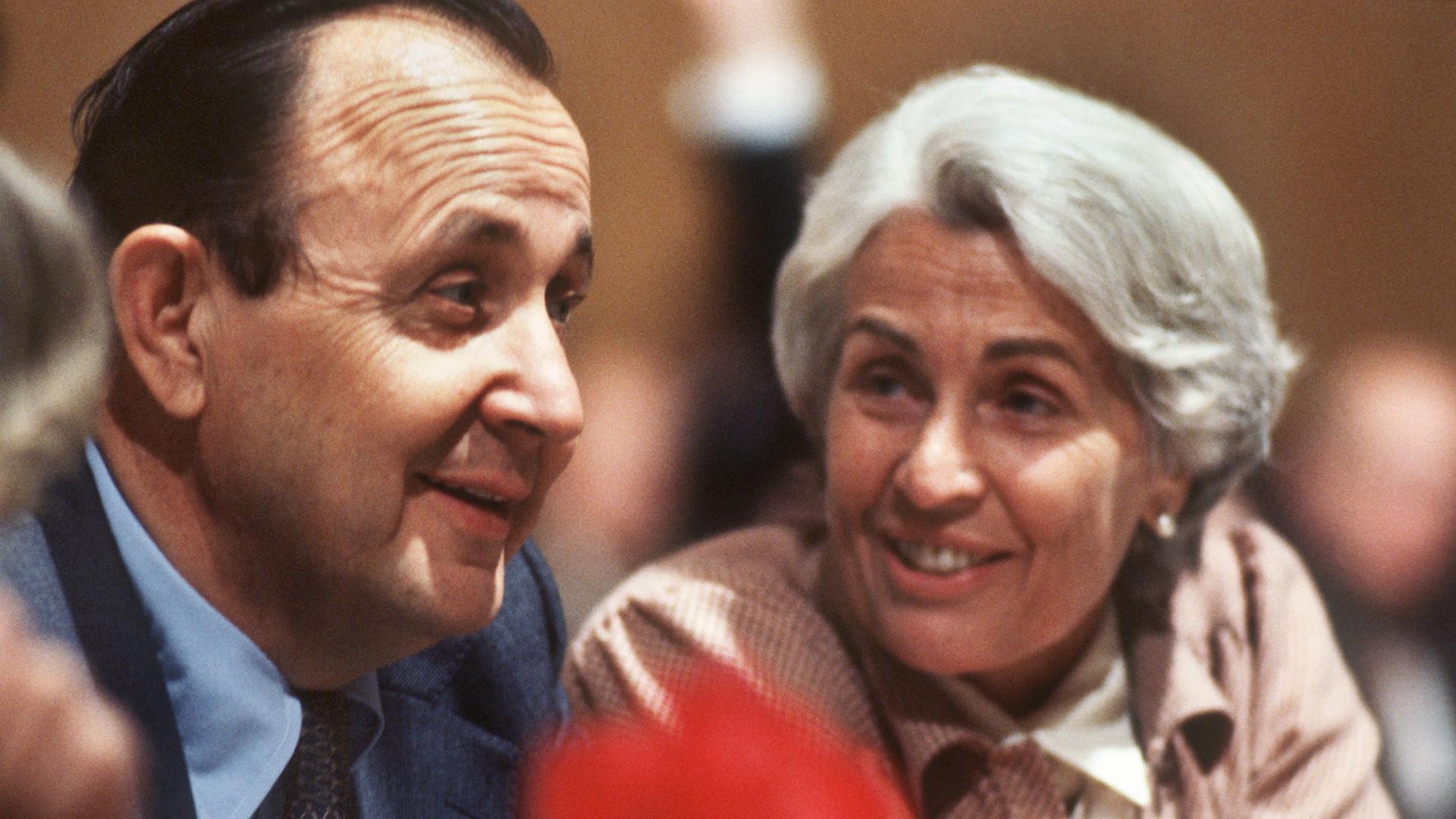 Der damalige FDP-Vorsitzende und Bundesaußenminister Hans-Dietrich Genscher unterhält sich während des FDP-Bundesparteitags im November 1978 mit der Staatsministerin im Außenministerium, Hildegard Hamm-Brücher.