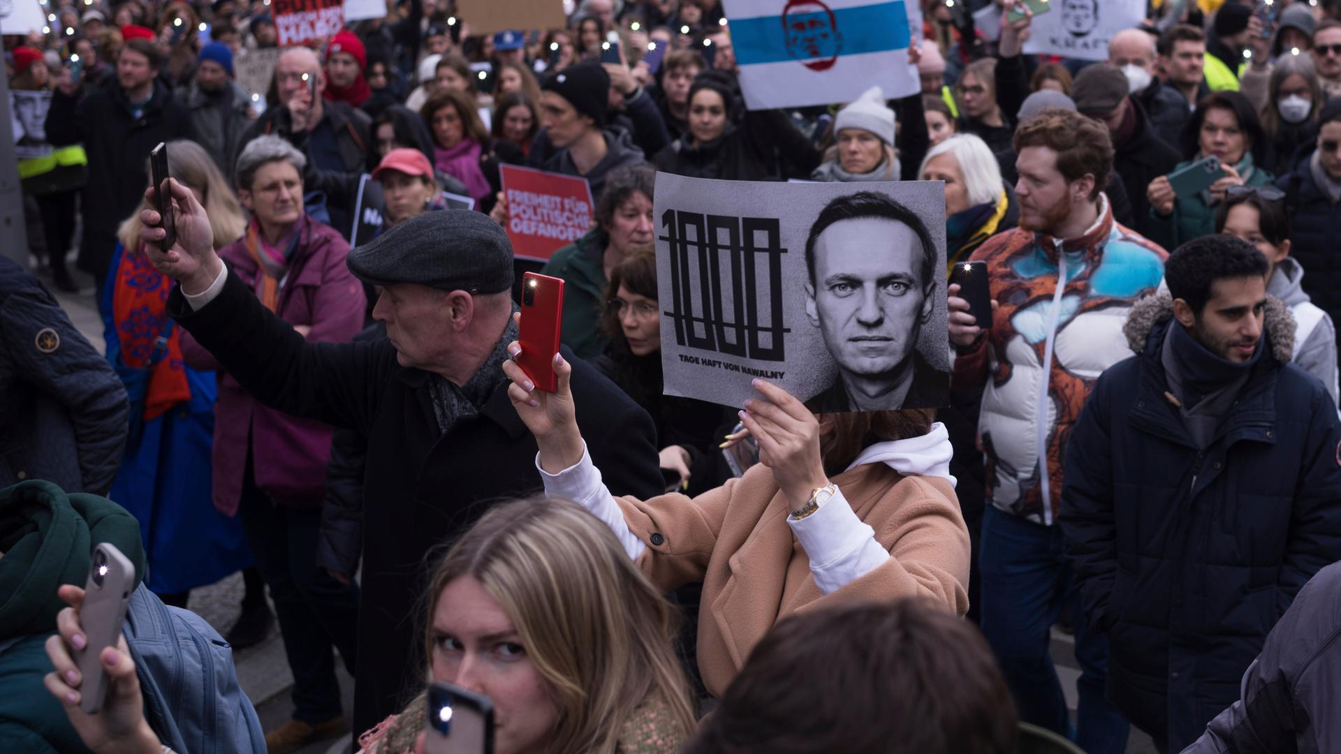 Menschen demonstrieren in der Nähe der russischen Botschaft in Berlin. Einige halten Bilder des in einem russischen Straflager gestorbenen Oppositionspolitikers Alexej Nawalny hoch. Menschen demonstrieren in der Nähe der russischen Botschaft in Berlin. Einige halten Bilder des in einem russischen Straflager gestorbenen Oppositionspolitikers Alexej Nawalny hoch.