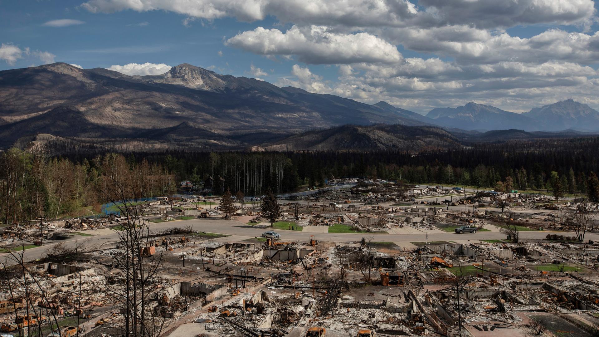 19.08.2024, Kanada: Ein verwüstetes Wohnviertel im Westen von Jasper, Alberta, nachdem ein Waldbrand im Nationalpark und in der Stadt Jasper Evakuierungen und große Schäden verursacht hatte.