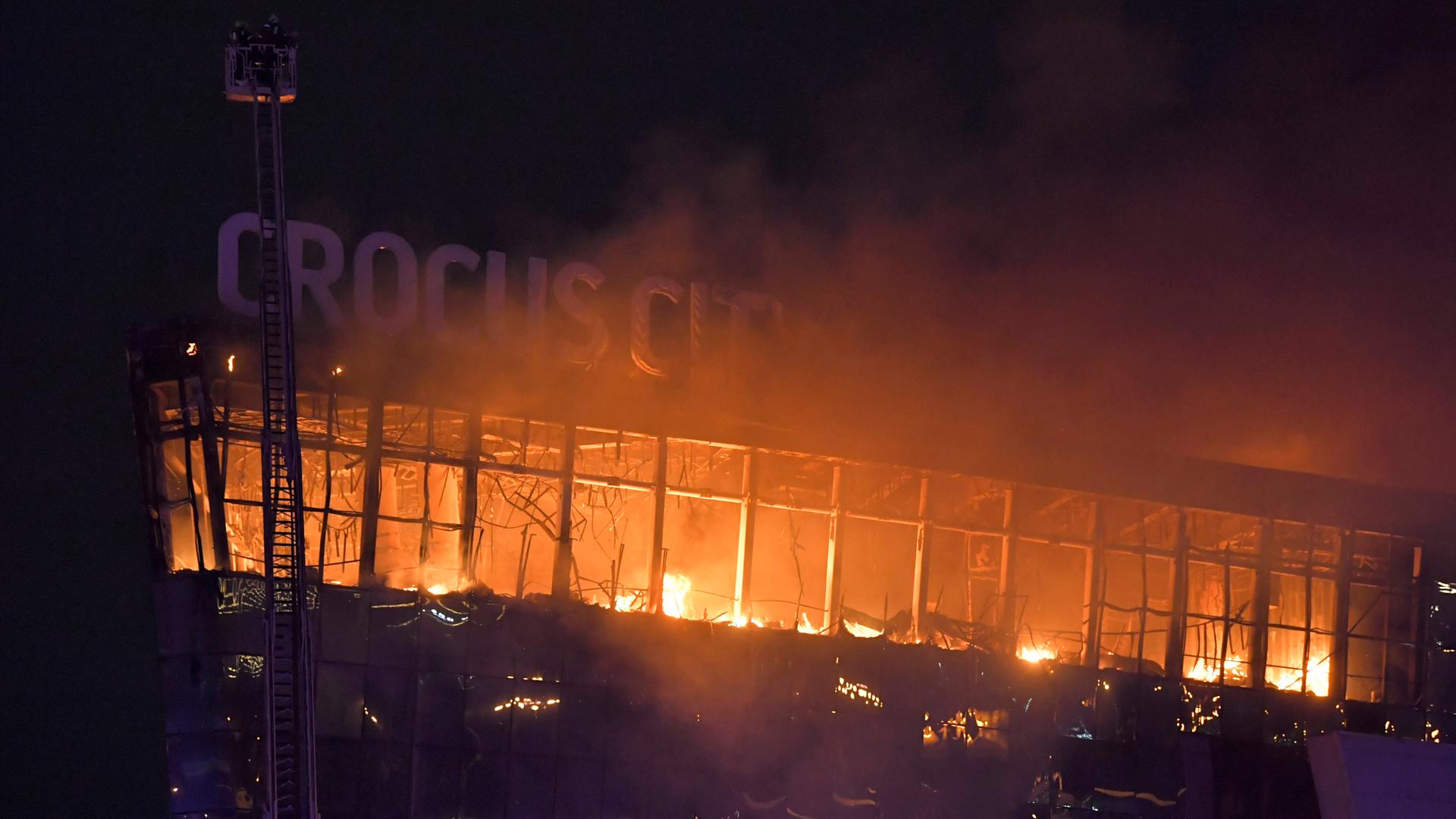 Die Konzerthalle bei Moskau steht in Flammen. 