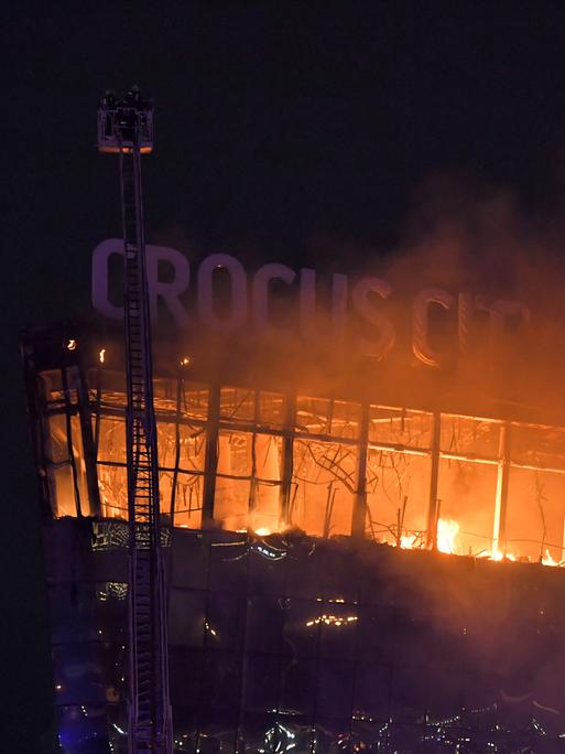 Die Konzerthalle bei Moskau in Flammen. 