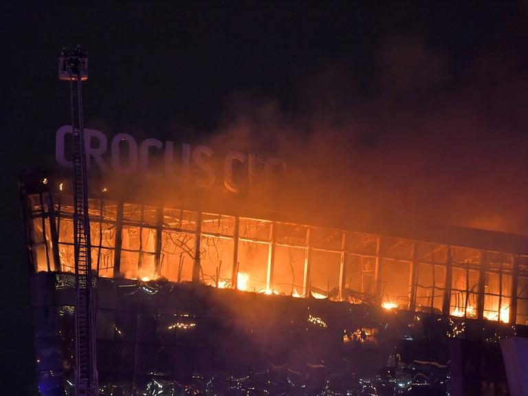 Die Konzerthalle bei Moskau in Flammen. 