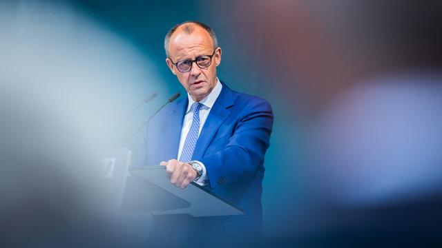 Bundeskanzler und CDU-Bundesvorsitzender Friedrich Merz spricht an einem Rednerpult.