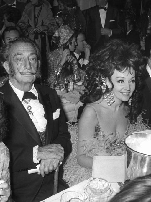 Der weltbekannte spanische Surrealist Salvador Dali und seine Ehefrau und Muse Gala bei einem Besuch der neuen Revue im "Lido" in Paris. Die Aufnahme stammt vom 12. November 1969.