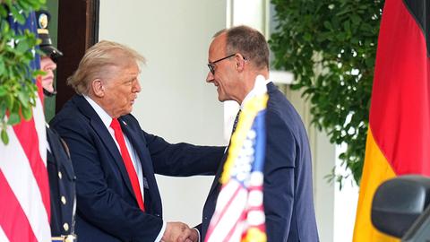 Washington: US-Präsident Donald Trump (l) empfängt Bundeskanzler Friedrich Merz (CDU) vor dem Weißen Haus. 