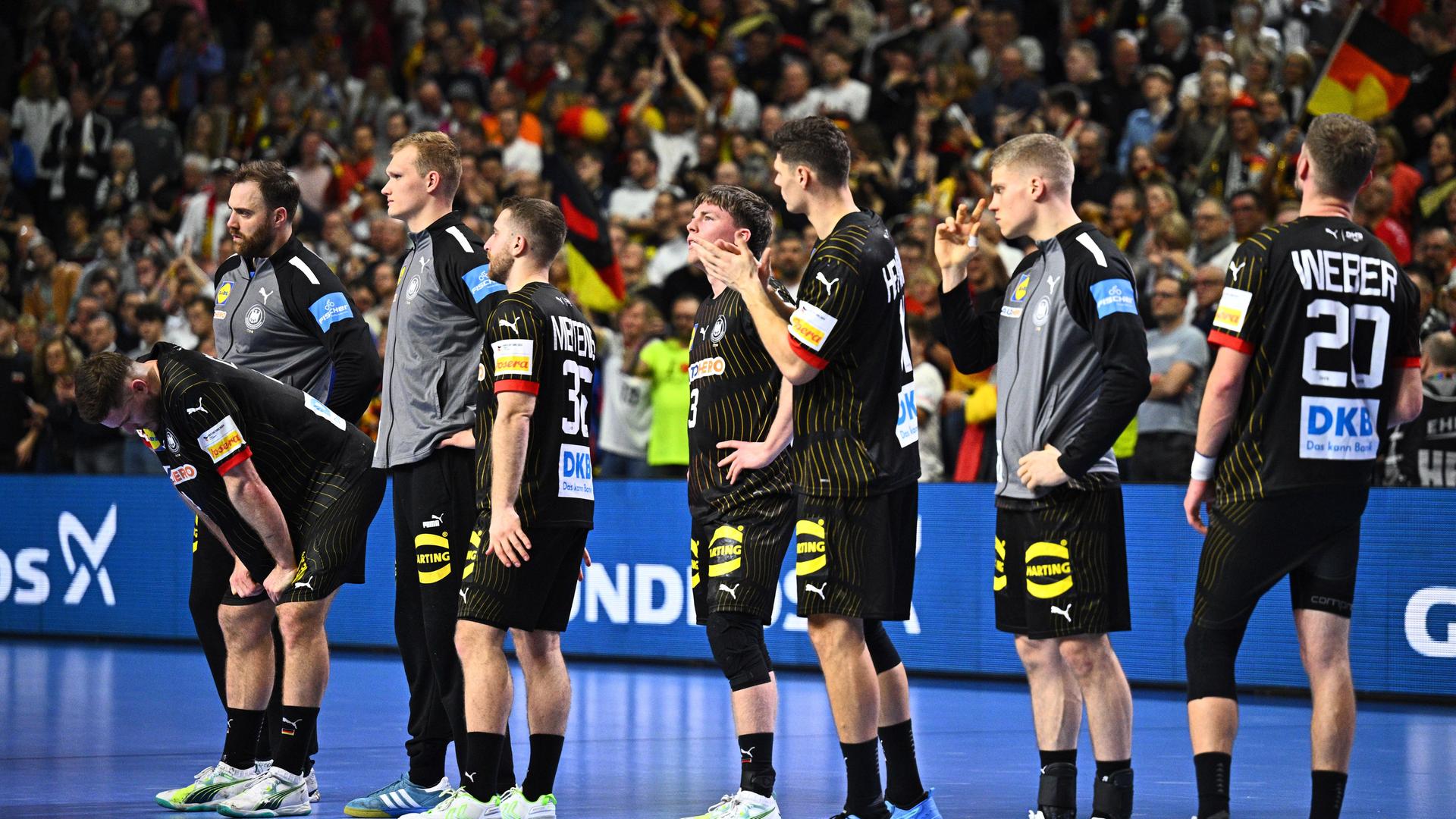 Deutschlands Spieler stehen nach dem Spiel enttäuscht auf dem Spielfeld.