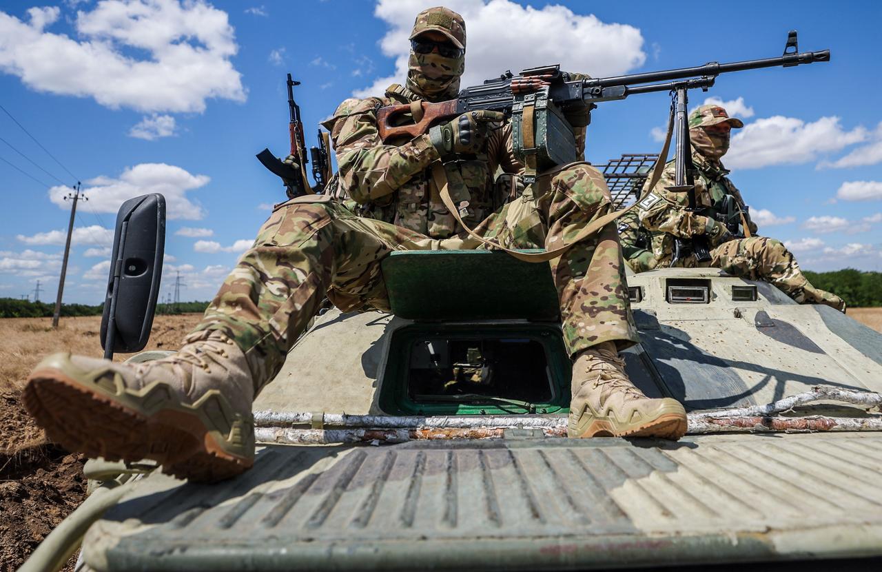 Russische Soldaten der sogenannten Odessa-Brigade sitzen auf einem Panzer