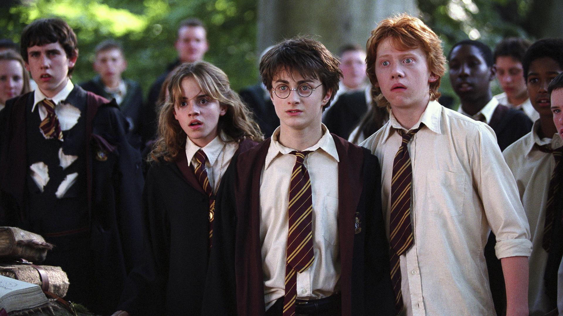 HARRY POTTER AND THE PRISONER OF AZKABAN BR / US 2004 L-R ALFRED ENOCH as Dean Thomas, EMMA WATSON as Hermione Granger,