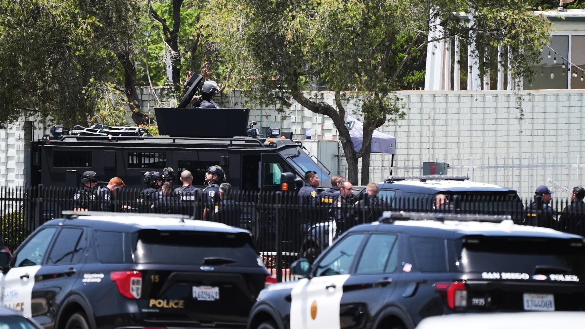 Polizeikräfte und Fahrzeuge stehen vor dem Islamischen Zentrum von San Diego.